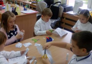 Dzieci wycinają puzzle "Godło".
